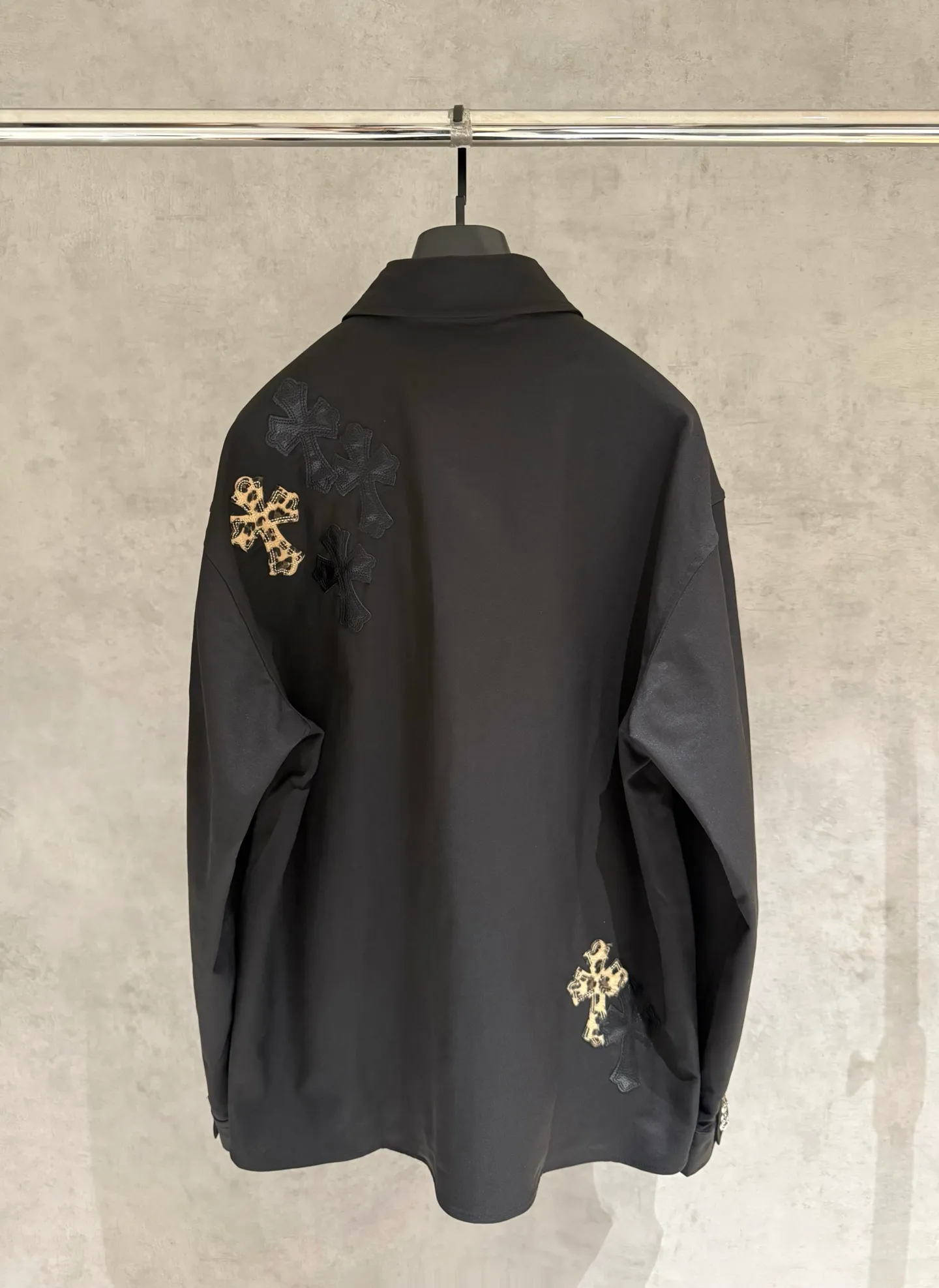 🅿️410 [Strict quality control] CH Crow Heart Leopard Print Work Dog Jacket Camouflage Cross Workdog is the best-looking jacket in CH, with black leather➕horse hair cross leather splicing, silver-plated hardware, loose fit, quite wide and stylish, and the same style for men and women. Color: black and white 2 colors Size: M-2xl